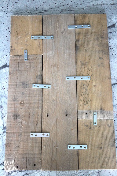 Rustic Elf Parking Pallet Sign Tutorial - your kids will love this! From www.overthebigmoon.com!