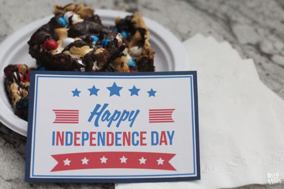 4th of July S'mores Bars! This layered dessert is so tasty and perfect for summer! From www.overthebigmoon.com!