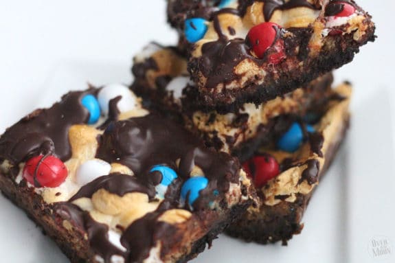 4th of July S'mores Bars! This layered dessert is so tasty and perfect for summer! From www.overthebigmoon.com!