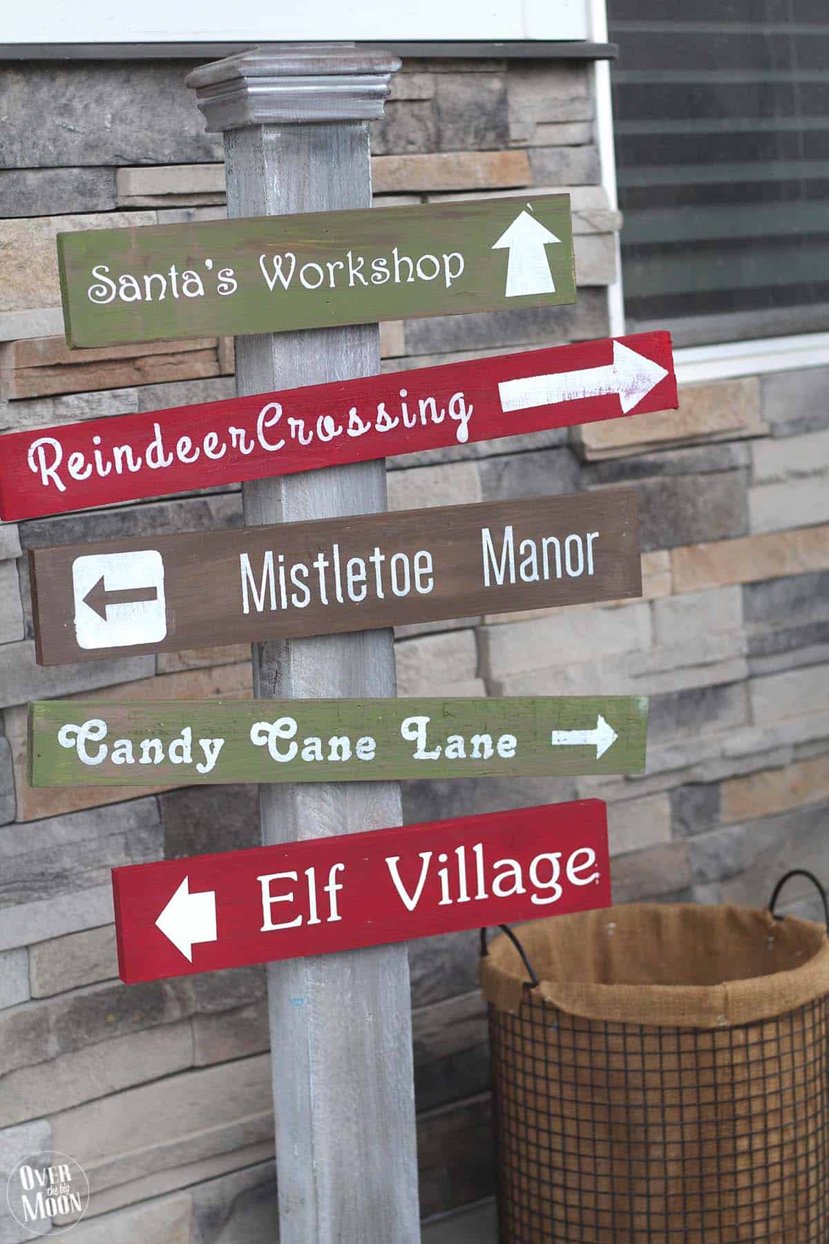 Holidays: DIY North Pole Sign- make this adorable sign to sit on your porch for Christmas from Over the Big Moon via www.thirtyhandmadedays.com