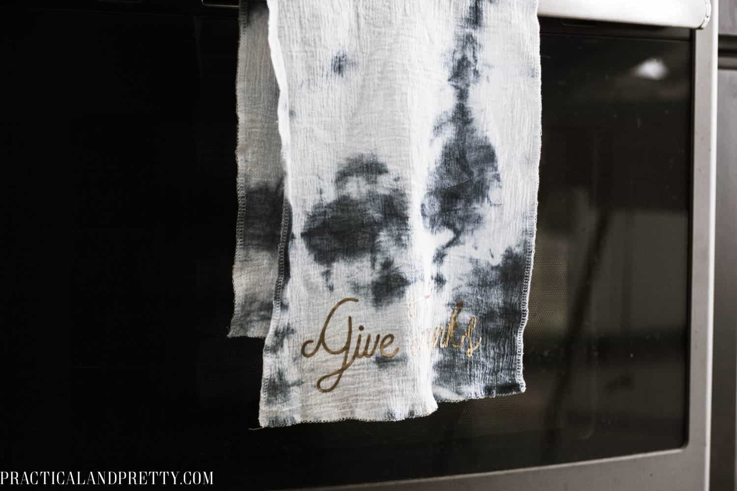Grab some free files to make these DIY fall kitchen towels! Heat transfer vinyl can make anything look seasonal and festive.